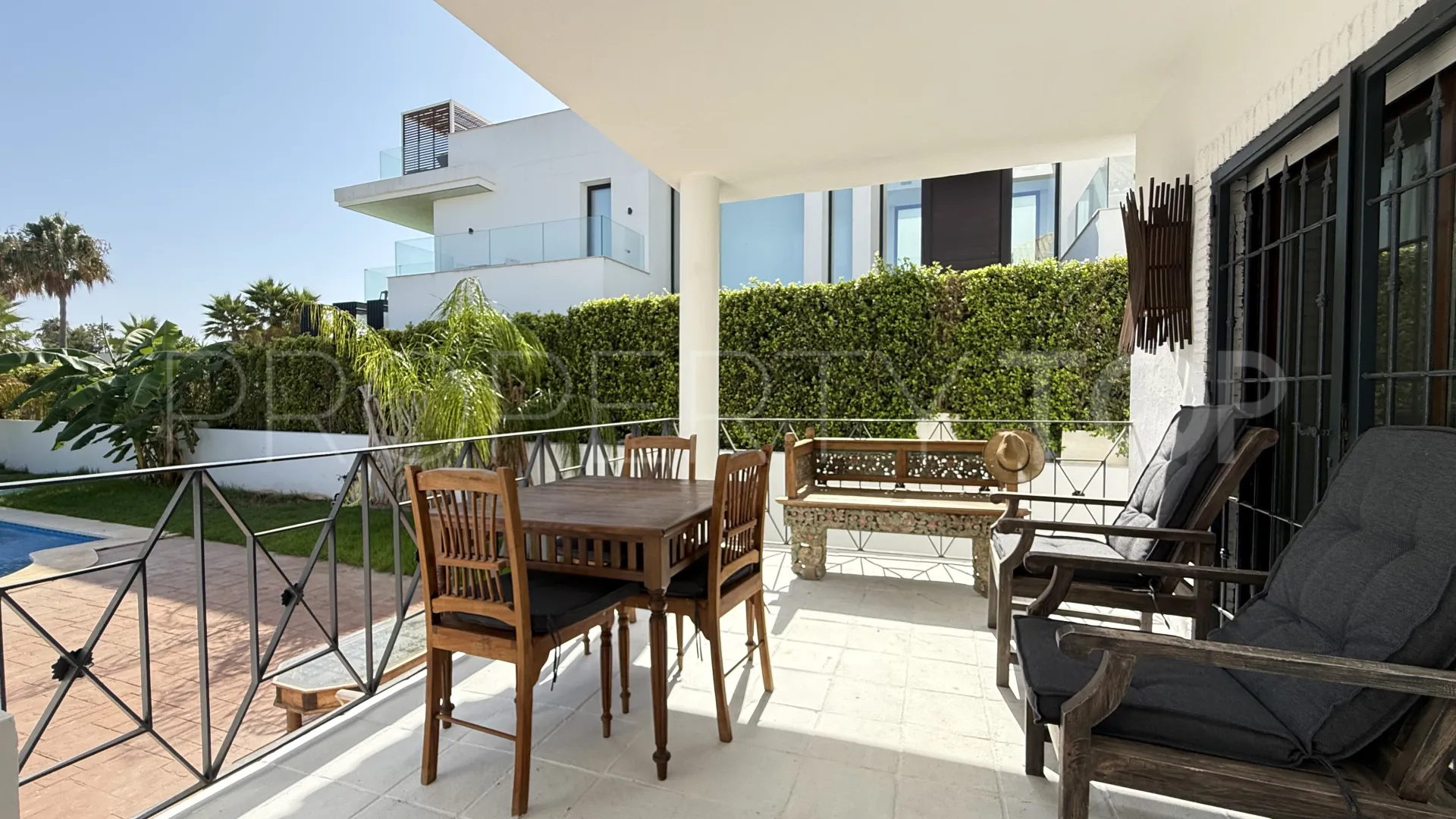 Comprar villa de 4 dormitorios en Guadalmina Baja