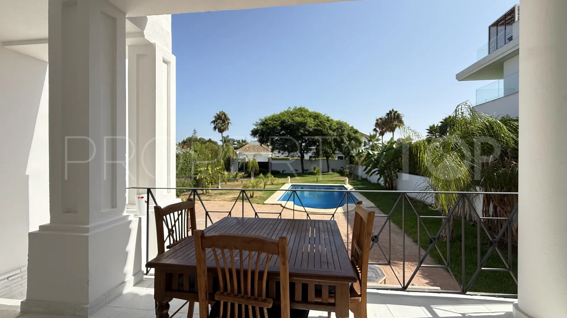 Comprar villa de 4 dormitorios en Guadalmina Baja