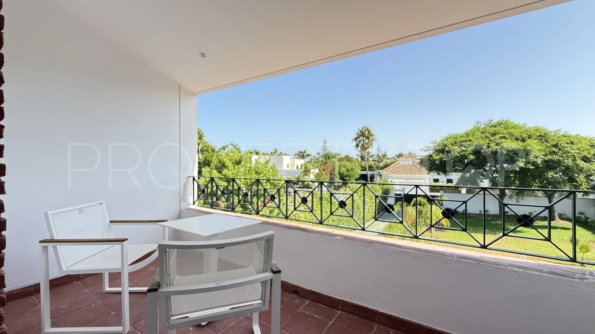 Comprar villa de 4 dormitorios en Guadalmina Baja