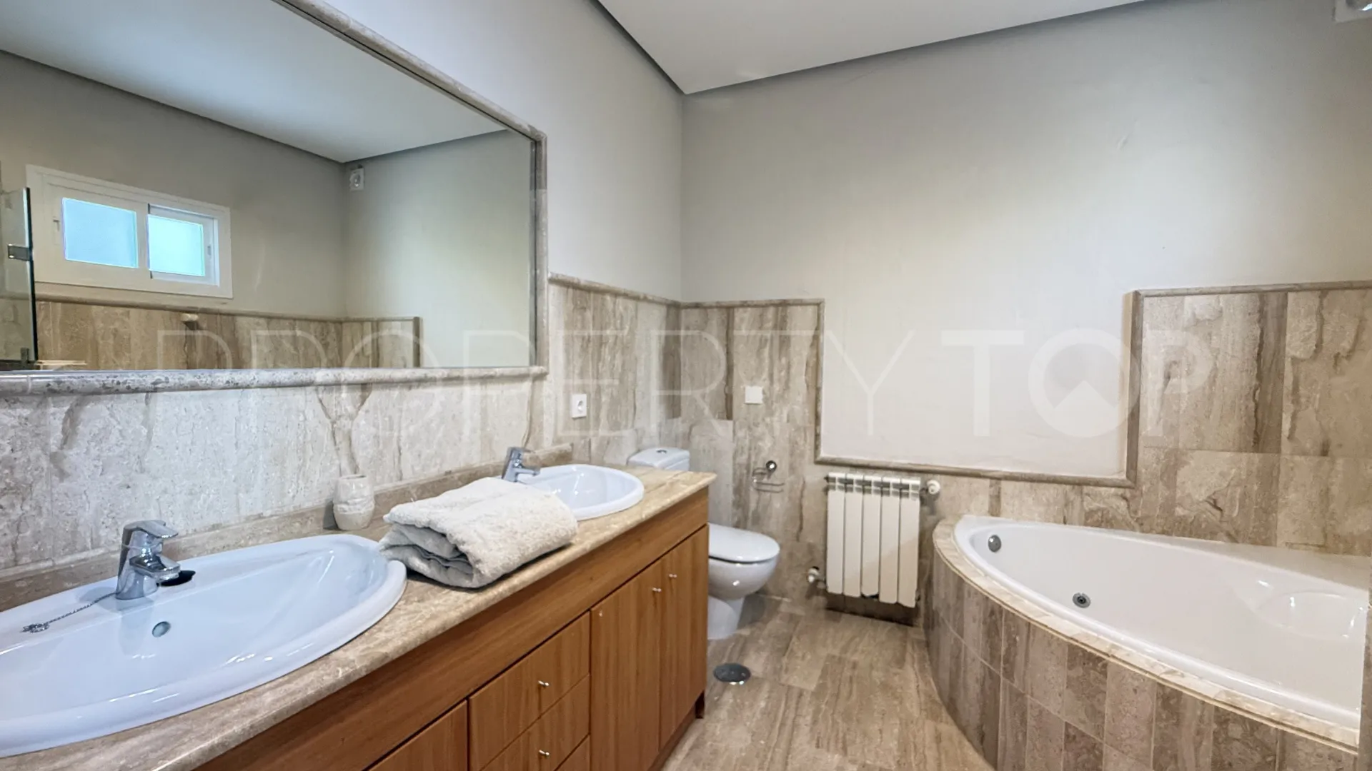 Comprar villa de 4 dormitorios en Guadalmina Baja