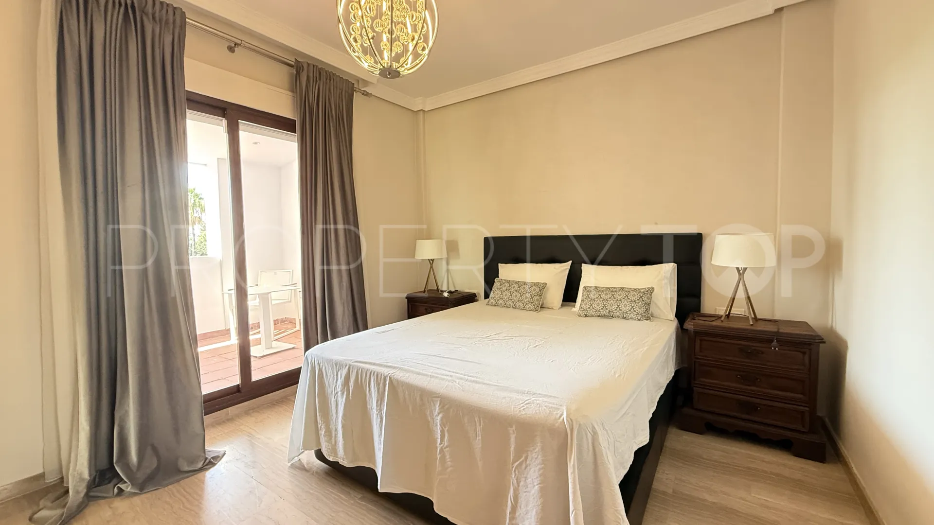 Comprar villa de 4 dormitorios en Guadalmina Baja