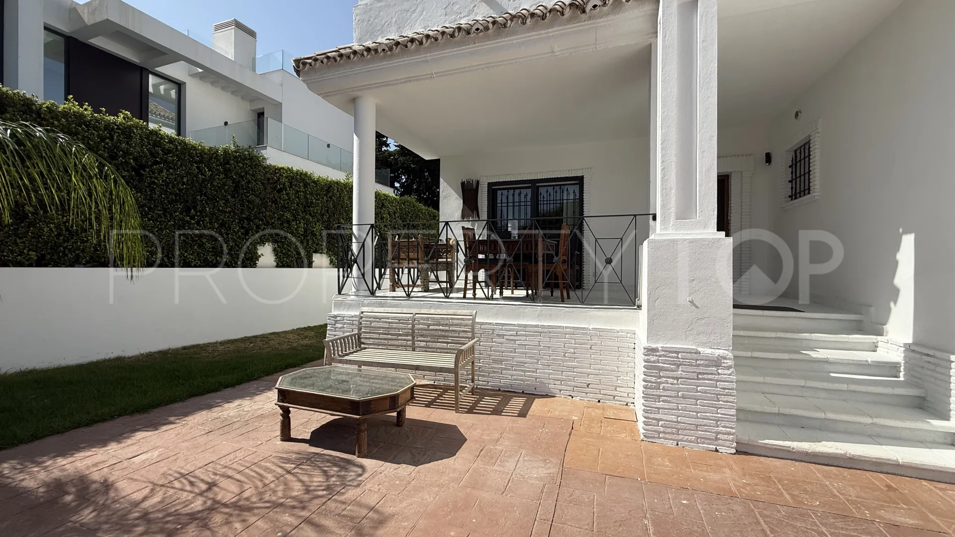 Comprar villa de 4 dormitorios en Guadalmina Baja