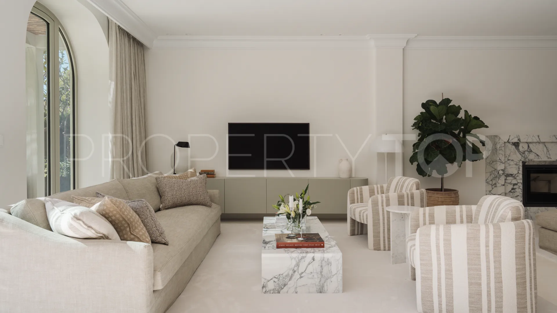 Buy villa with 5 bedrooms in Nueva Andalucia