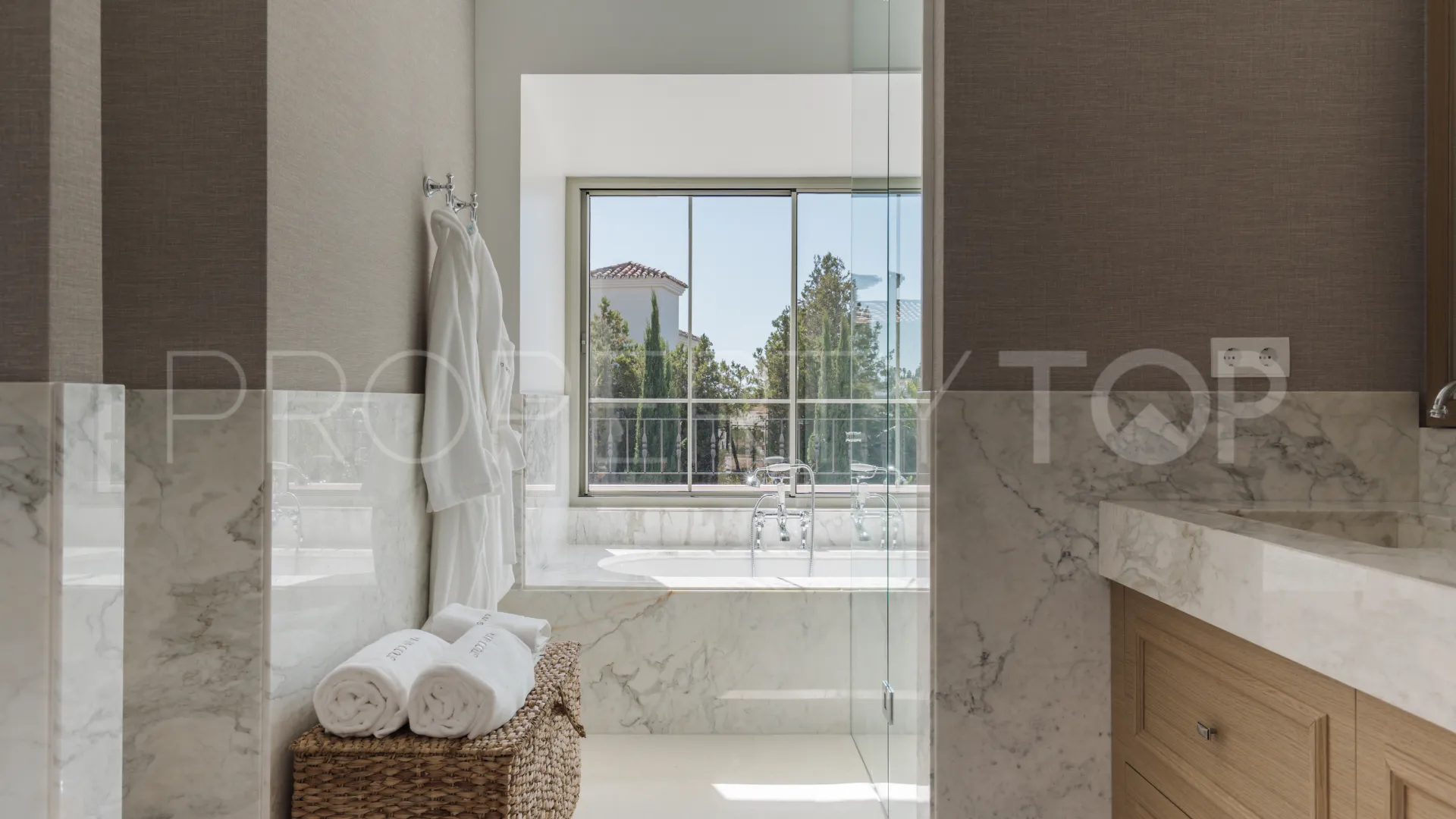 Buy villa with 5 bedrooms in Nueva Andalucia
