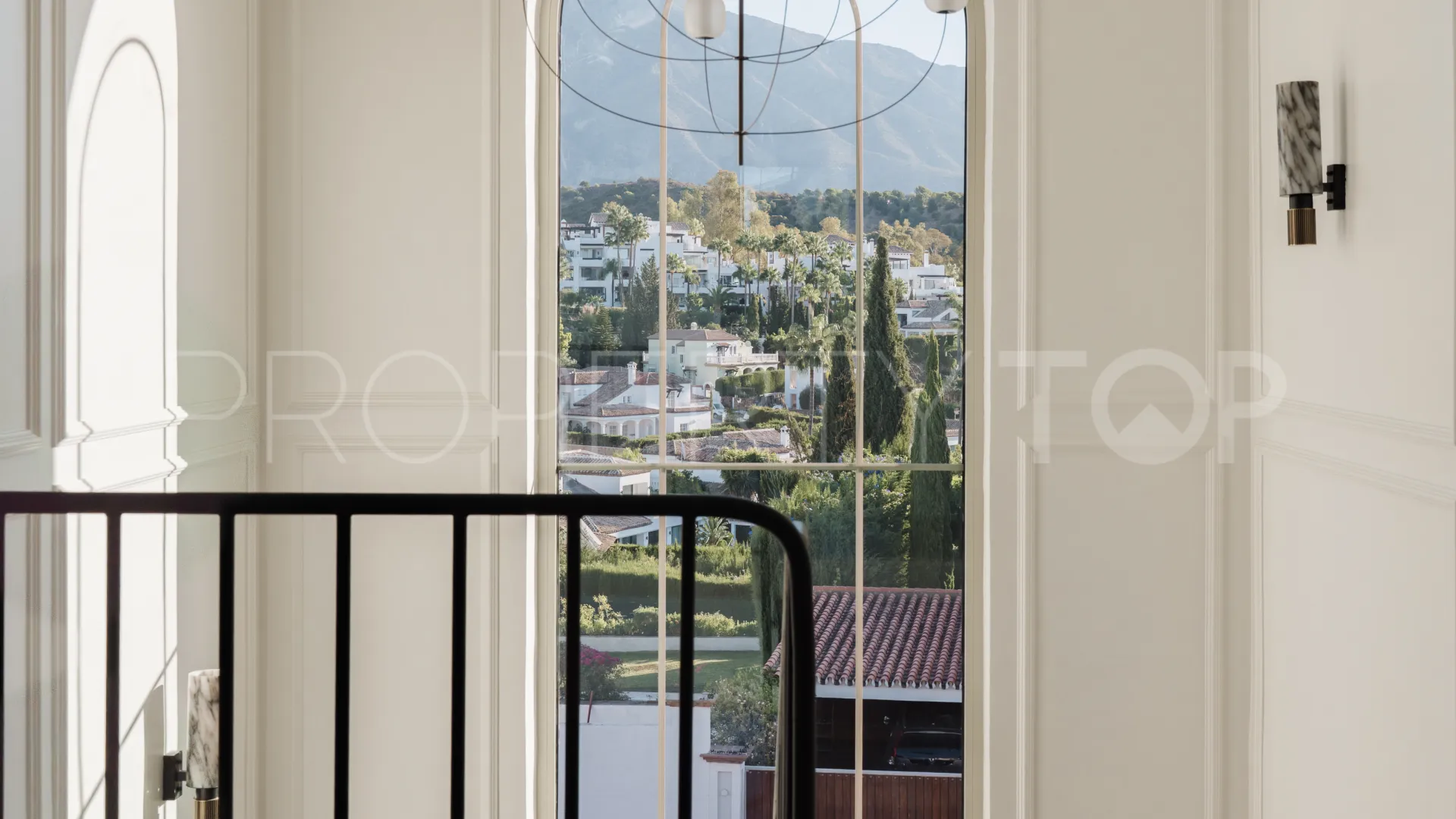 Buy villa with 5 bedrooms in Nueva Andalucia
