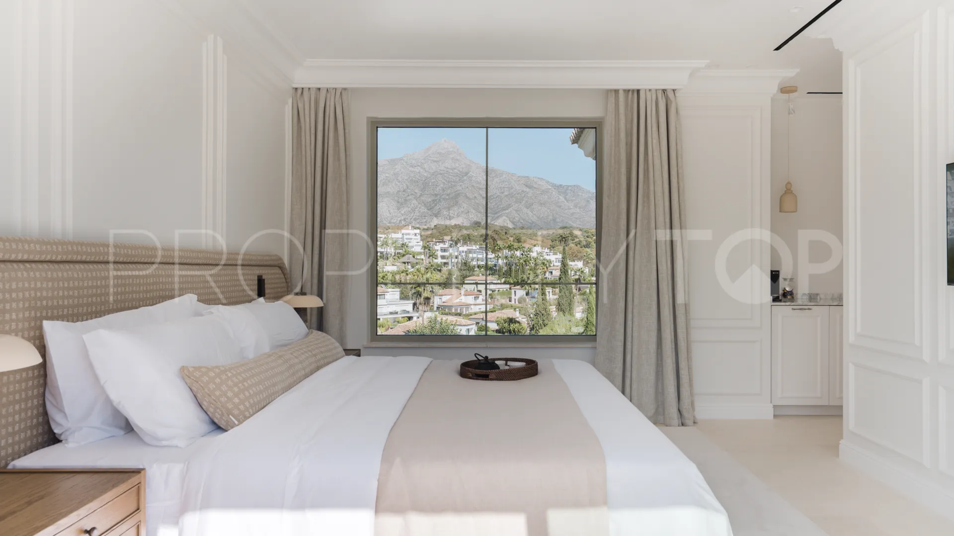 Buy villa with 5 bedrooms in Nueva Andalucia
