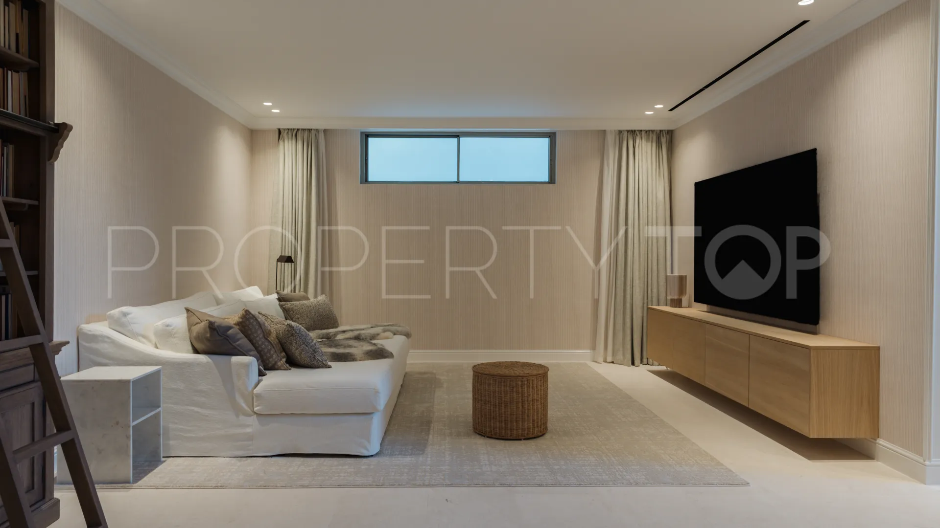 Buy villa with 5 bedrooms in Nueva Andalucia