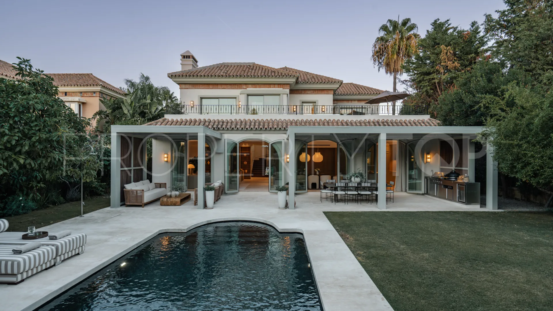 Buy villa with 5 bedrooms in Nueva Andalucia