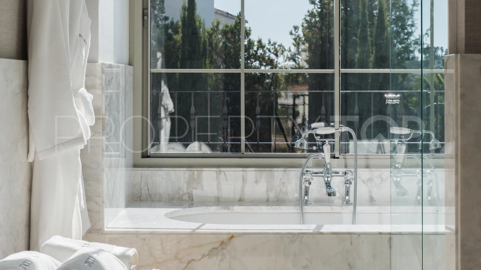 Buy villa with 5 bedrooms in Nueva Andalucia