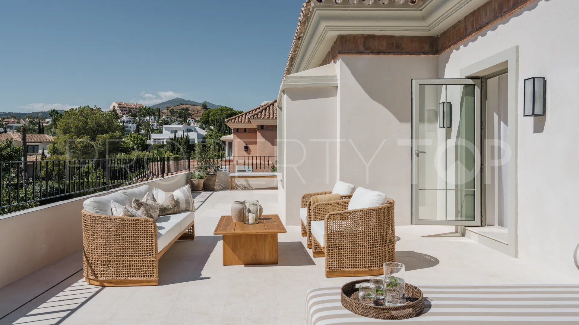 Buy villa with 5 bedrooms in Nueva Andalucia