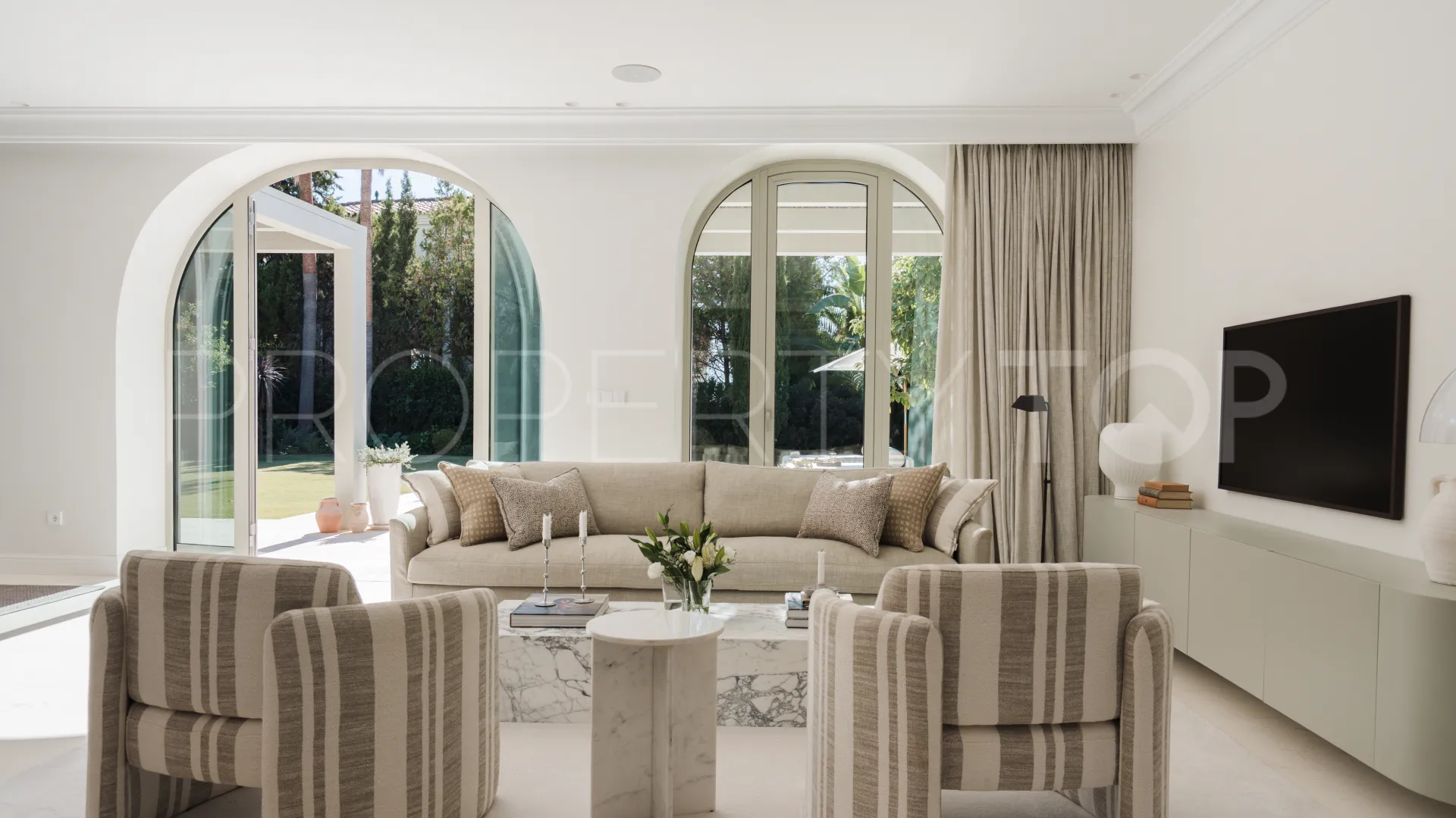 Buy villa with 5 bedrooms in Nueva Andalucia