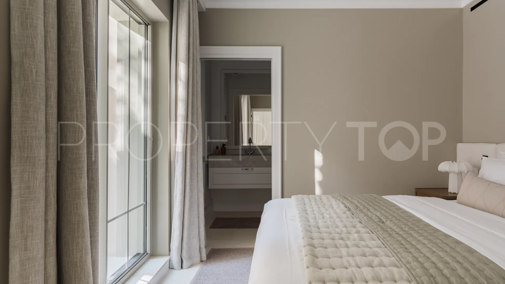 Buy villa with 5 bedrooms in Nueva Andalucia