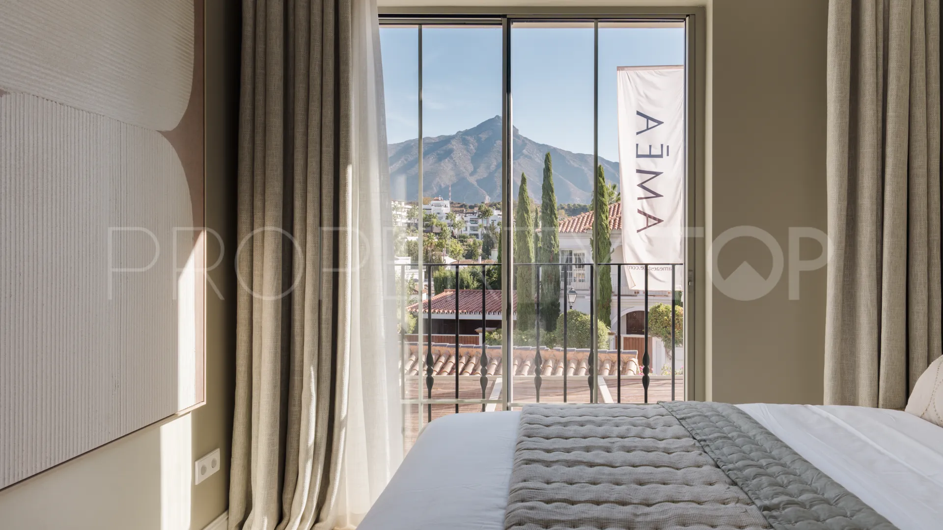 Buy villa with 5 bedrooms in Nueva Andalucia