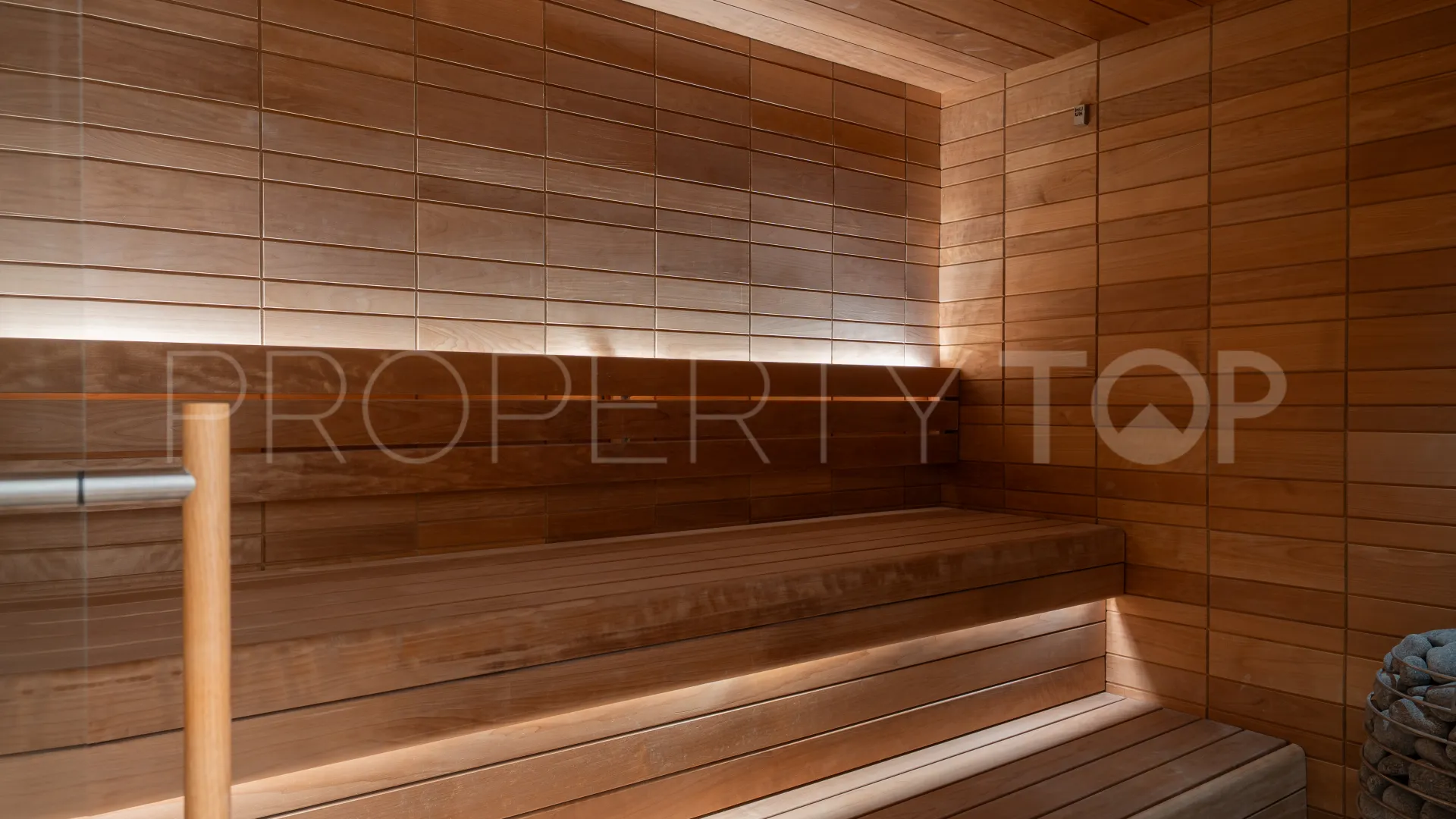 Buy villa with 5 bedrooms in Nueva Andalucia