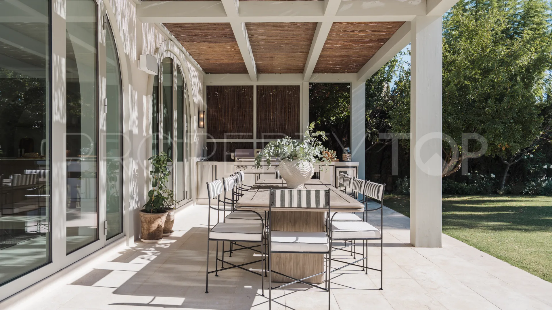 Buy villa with 5 bedrooms in Nueva Andalucia