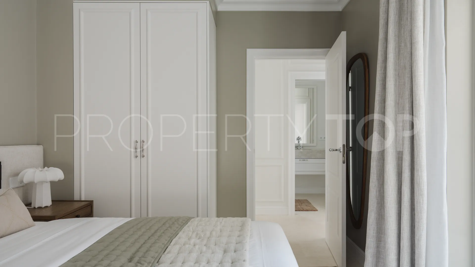 Buy villa with 5 bedrooms in Nueva Andalucia
