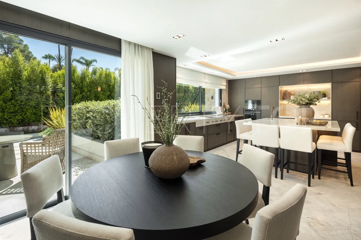 Buy 7 bedrooms villa in Las Brisas
