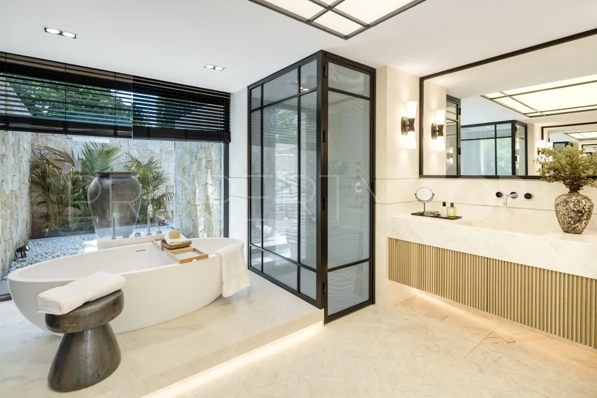 Buy 7 bedrooms villa in Las Brisas