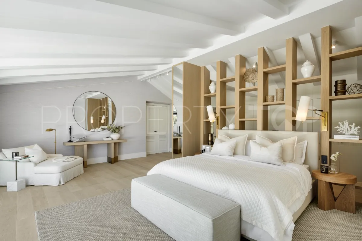 Buy 7 bedrooms villa in Las Brisas