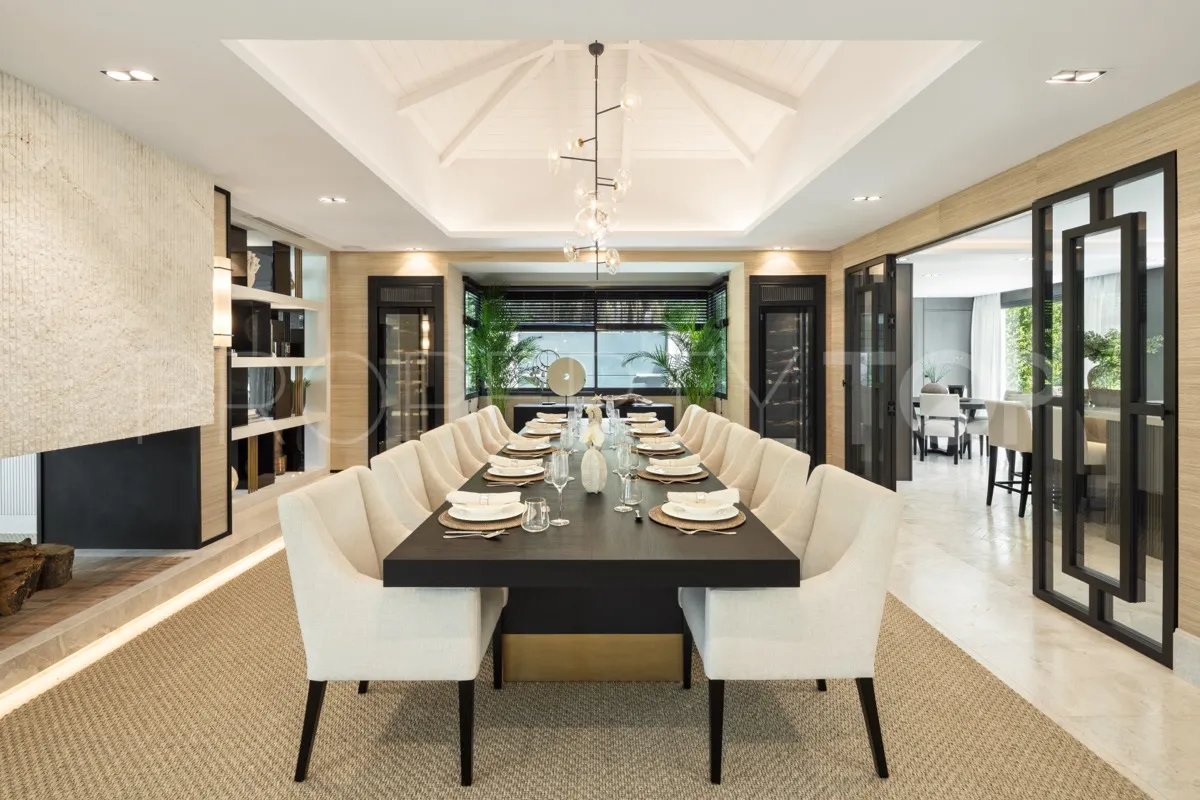Buy 7 bedrooms villa in Las Brisas