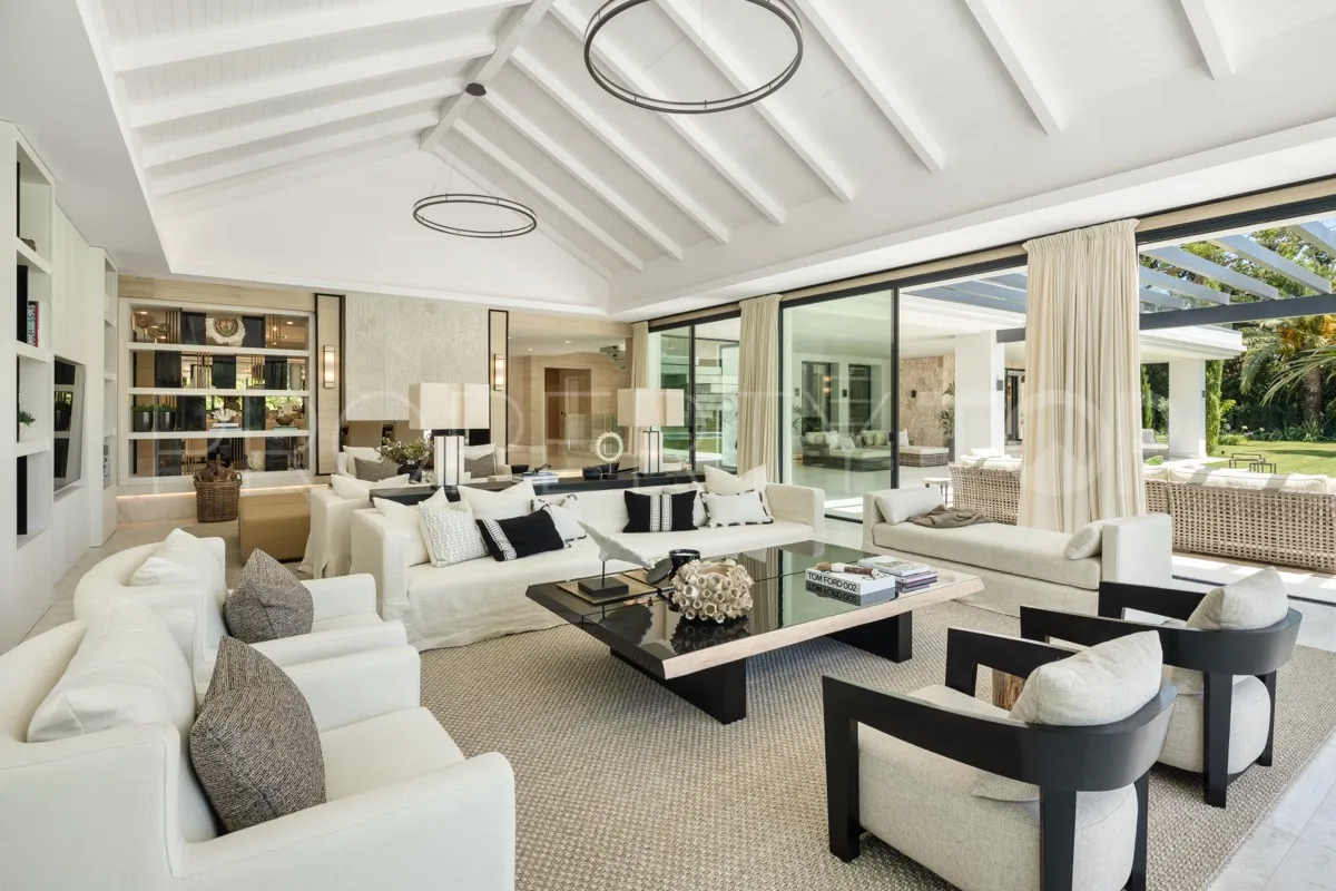 Buy 7 bedrooms villa in Las Brisas