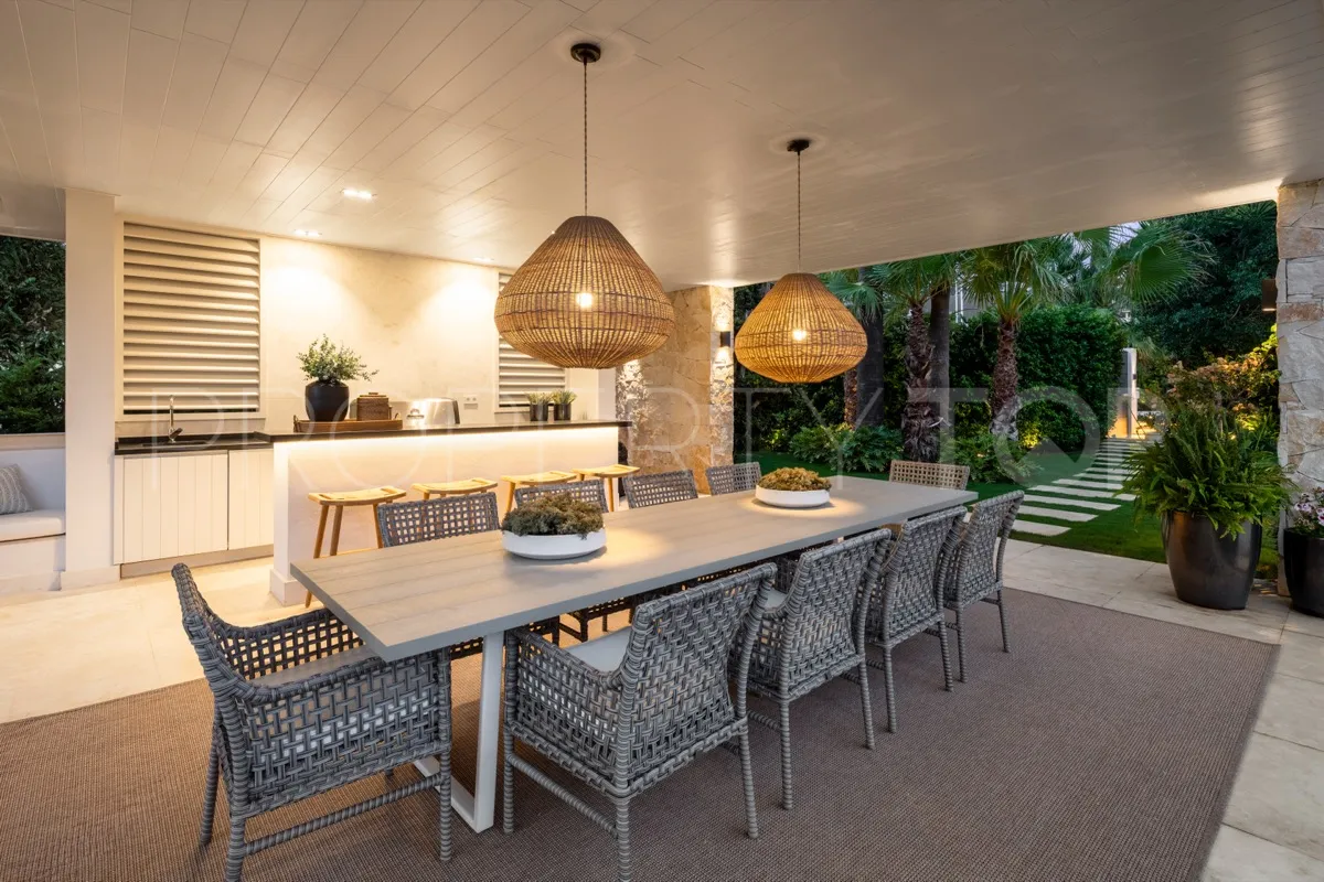 Buy 7 bedrooms villa in Las Brisas