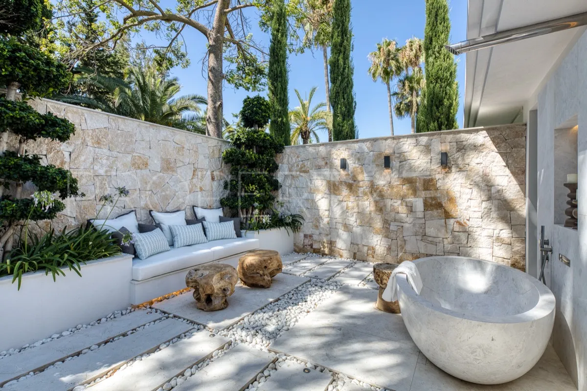 Buy 7 bedrooms villa in Las Brisas