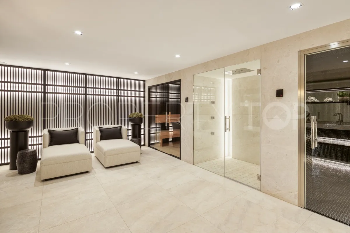 Buy 7 bedrooms villa in Las Brisas