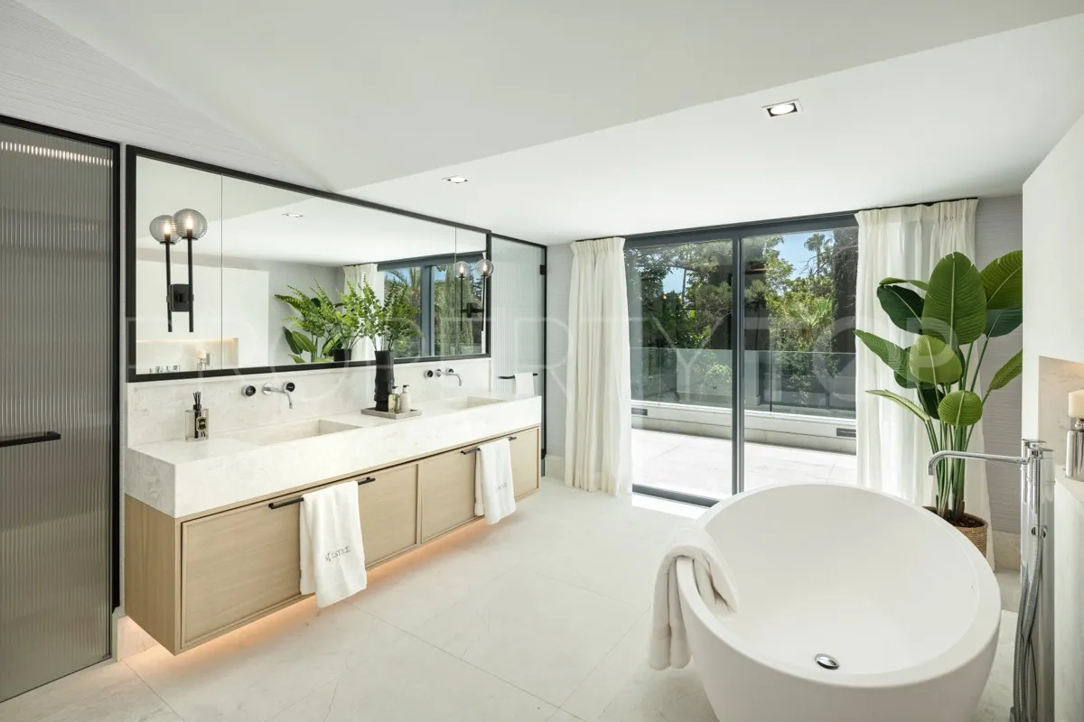 Buy 7 bedrooms villa in Las Brisas