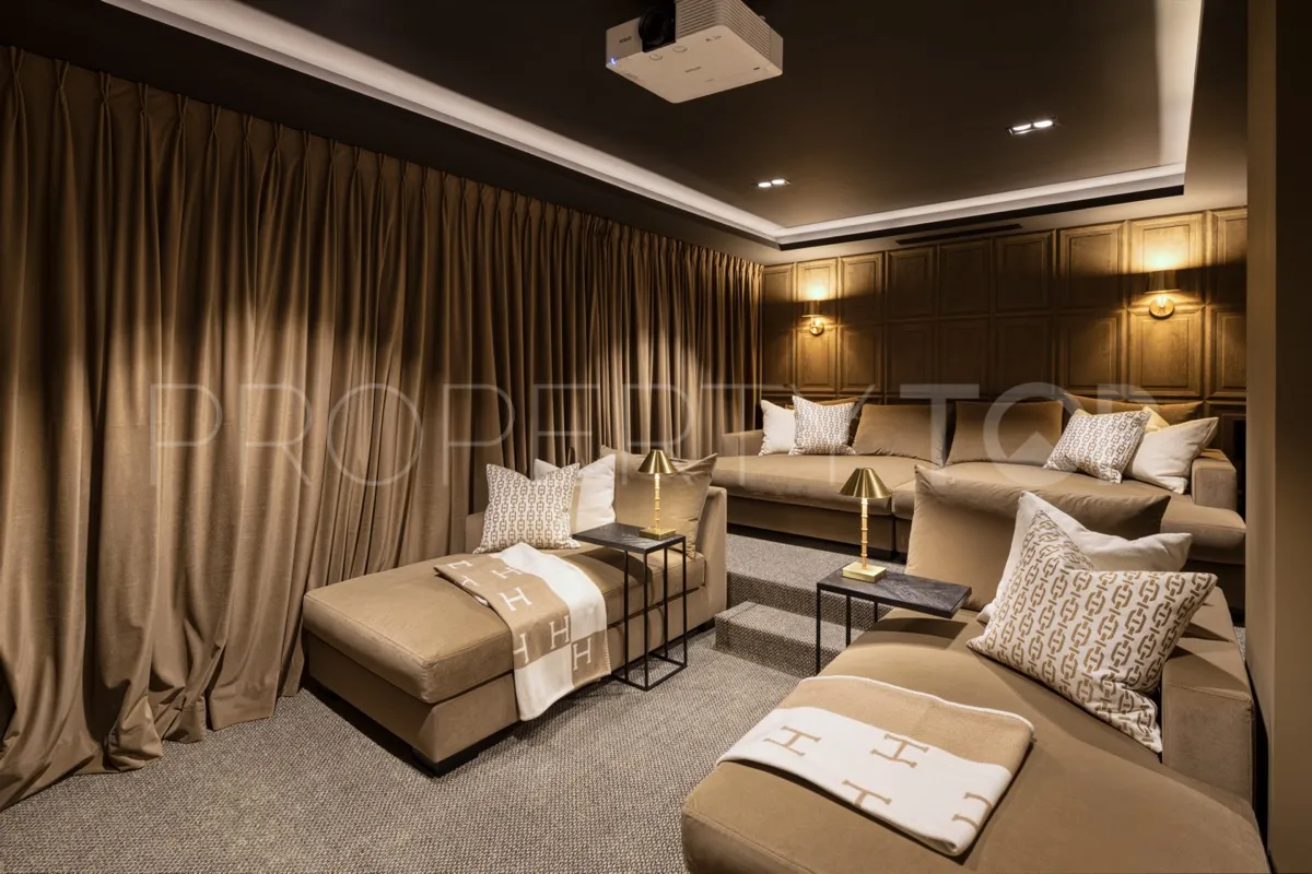 Buy 7 bedrooms villa in Las Brisas