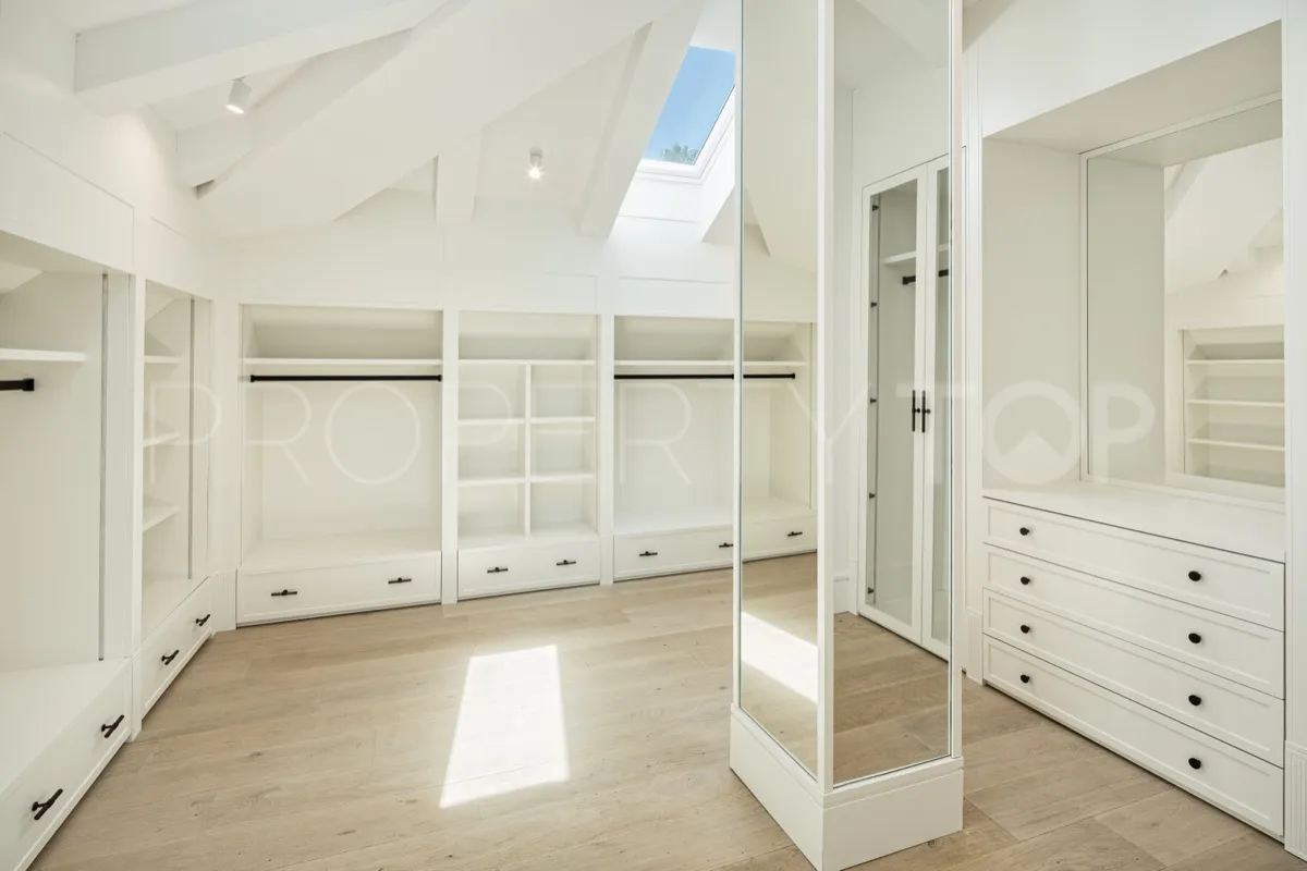 Buy 7 bedrooms villa in Las Brisas