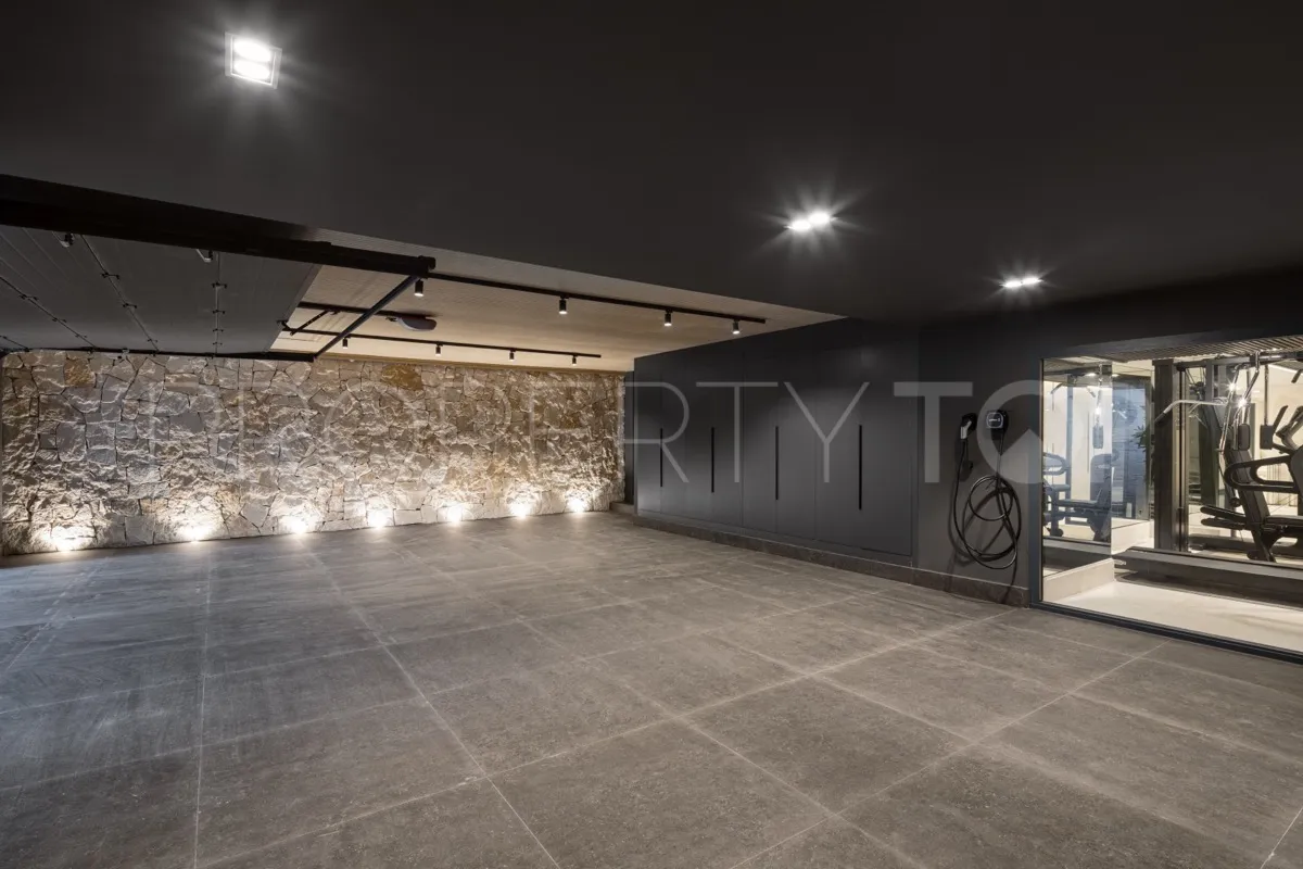 Buy 7 bedrooms villa in Las Brisas