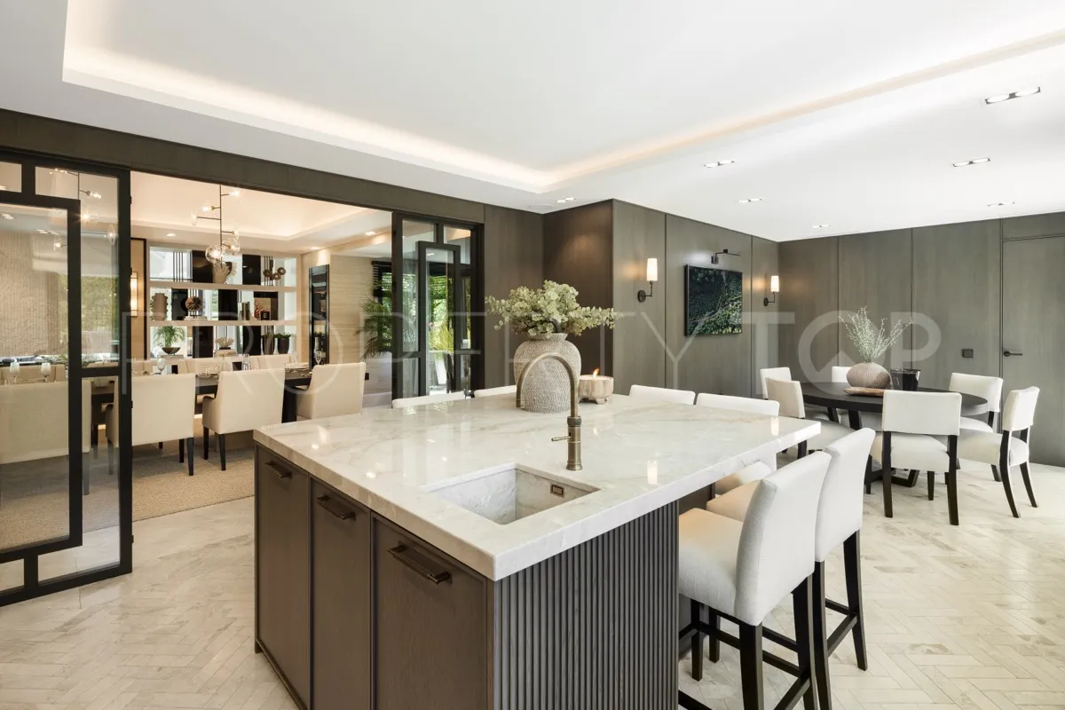 Buy 7 bedrooms villa in Las Brisas
