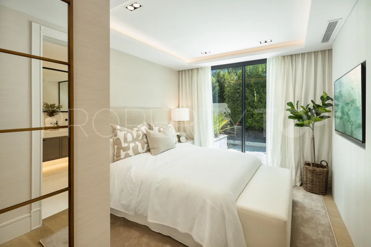 Buy 7 bedrooms villa in Las Brisas