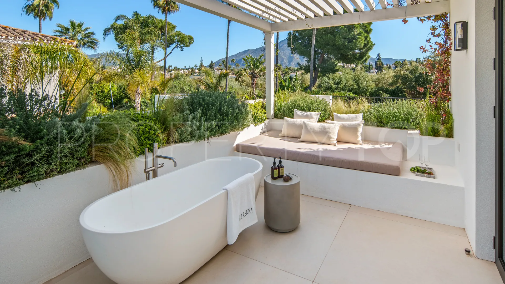 For sale Nueva Andalucia 4 bedrooms villa