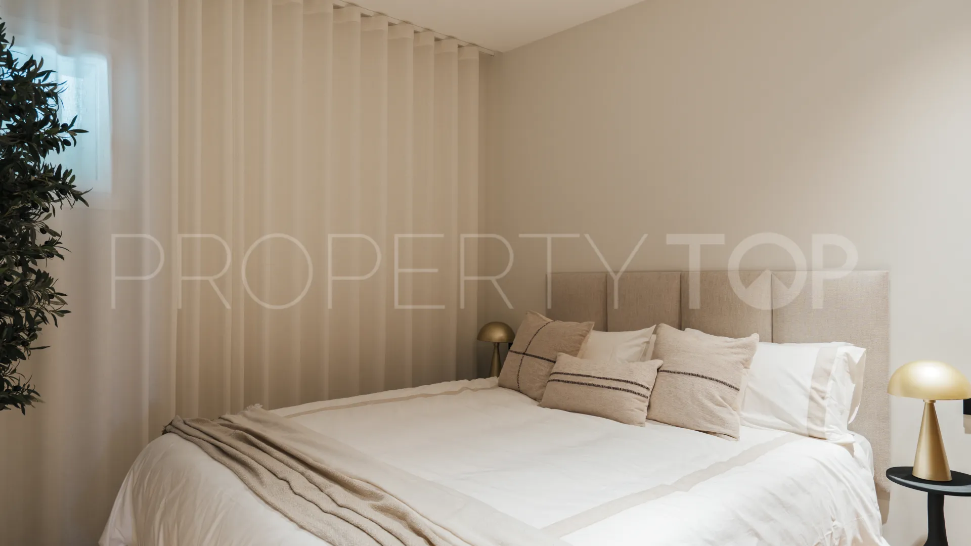 For sale Marbella Golden Mile apartment with 2 bedrooms