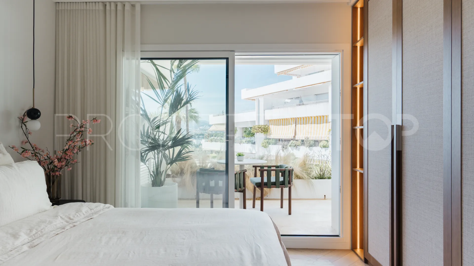 For sale Marbella Golden Mile apartment with 2 bedrooms