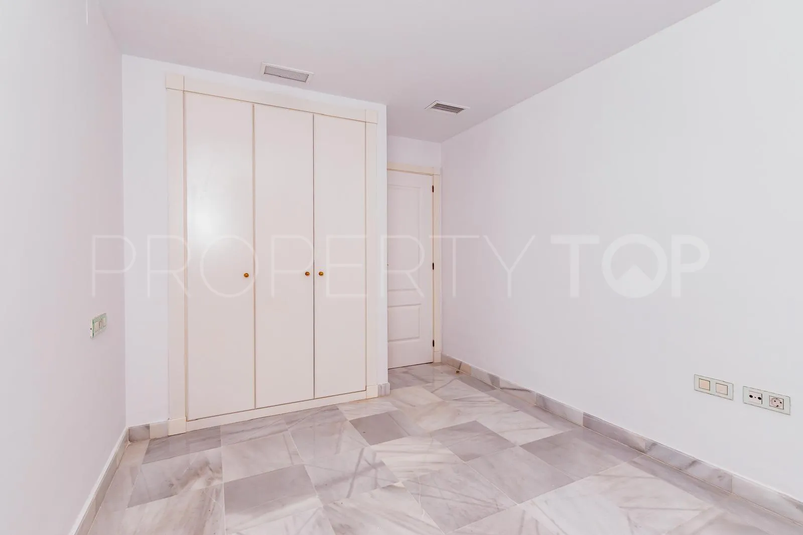 Comprar apartamento en Estepona con 4 dormitorios