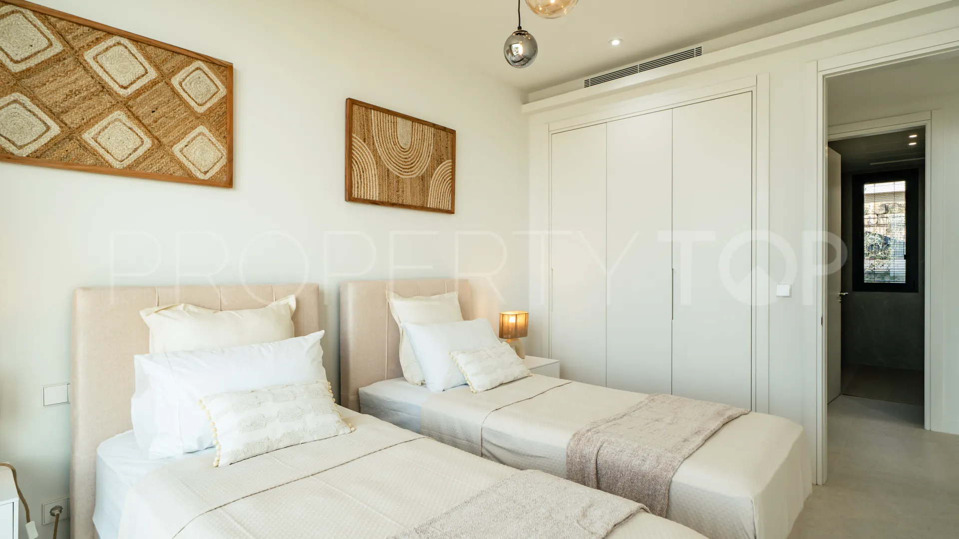 Comprar villa con 3 dormitorios en Benahavis