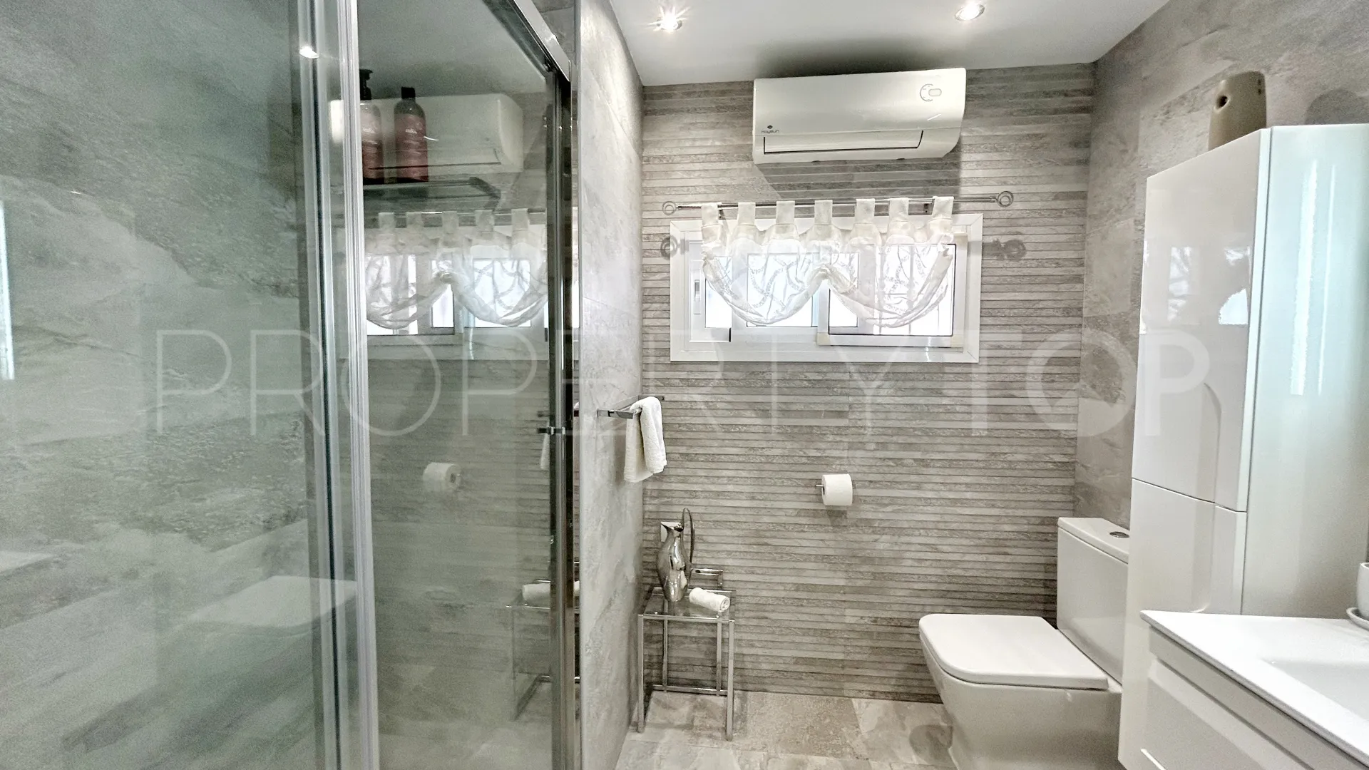 Villa for sale in El Chaparral with 4 bedrooms