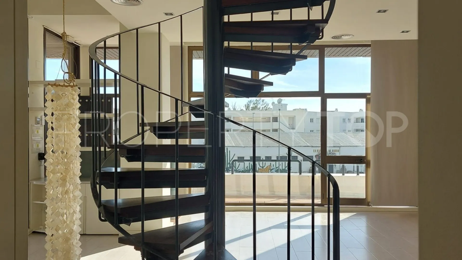 Local comercial en venta en Guadalmina Baja con 2 dormitorios