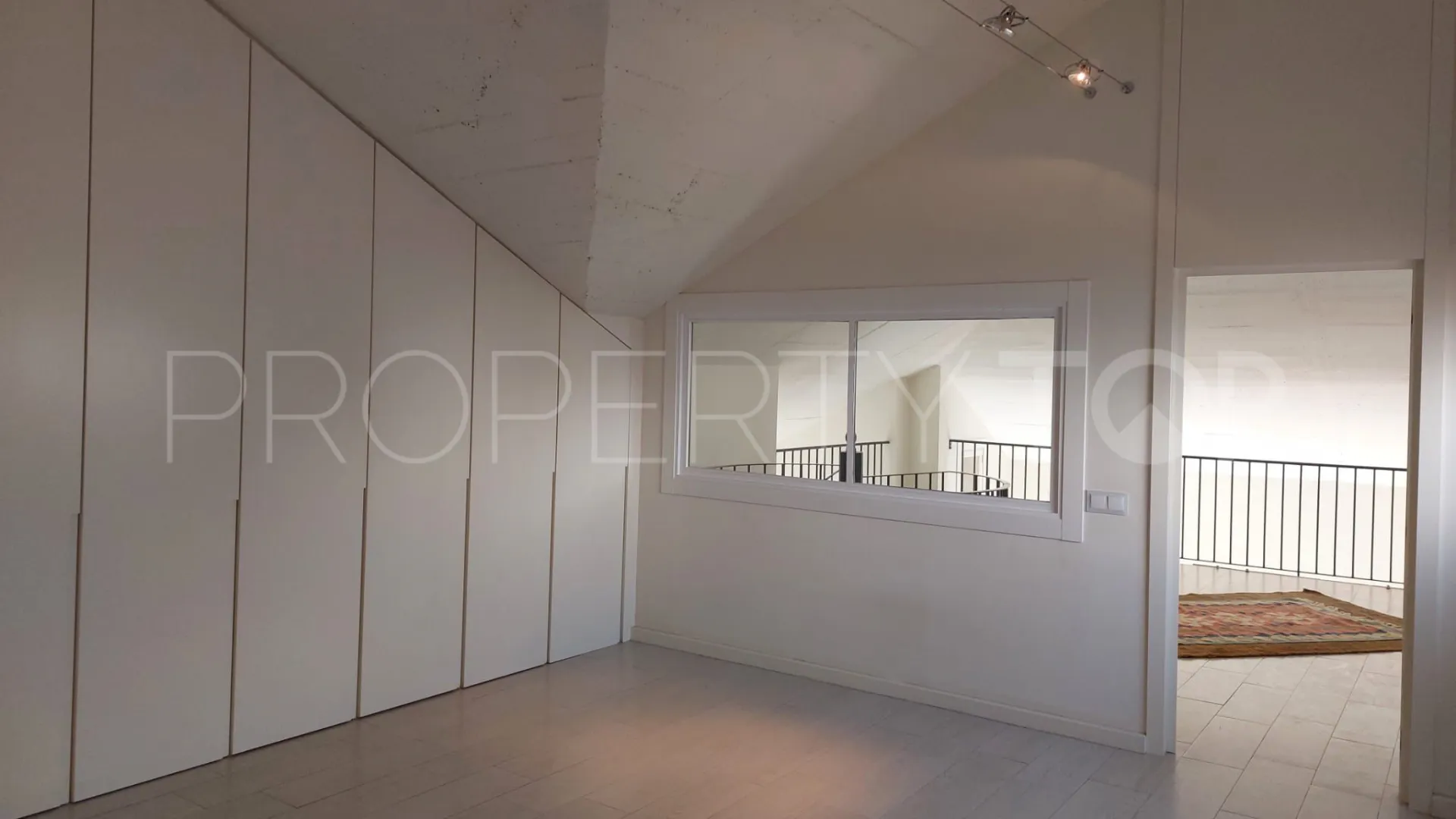 Local comercial en venta en Guadalmina Baja con 2 dormitorios