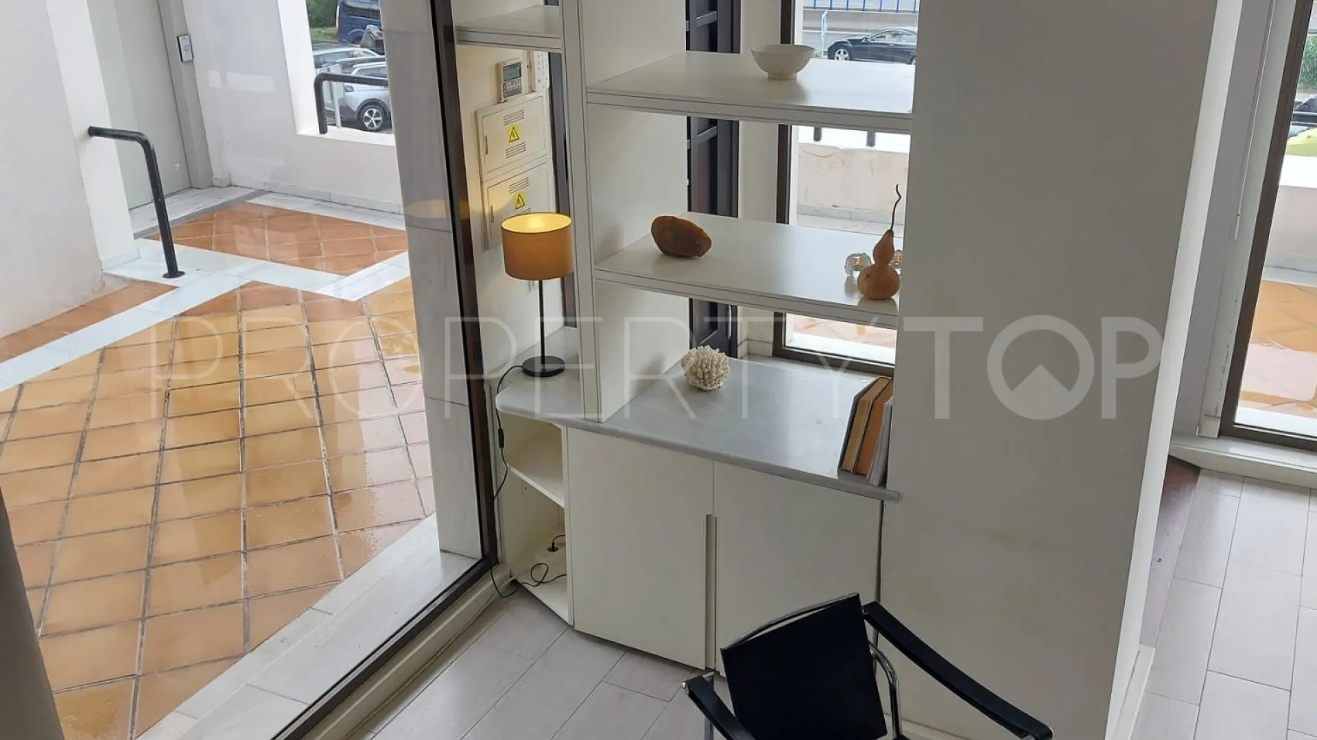 Local comercial en venta en Guadalmina Baja con 2 dormitorios