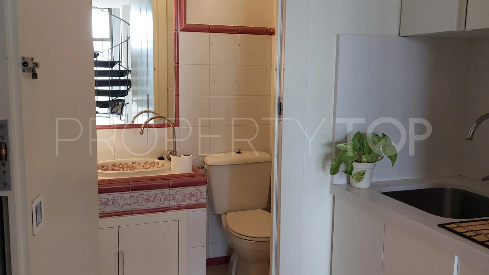 Local comercial en venta en Guadalmina Baja con 2 dormitorios