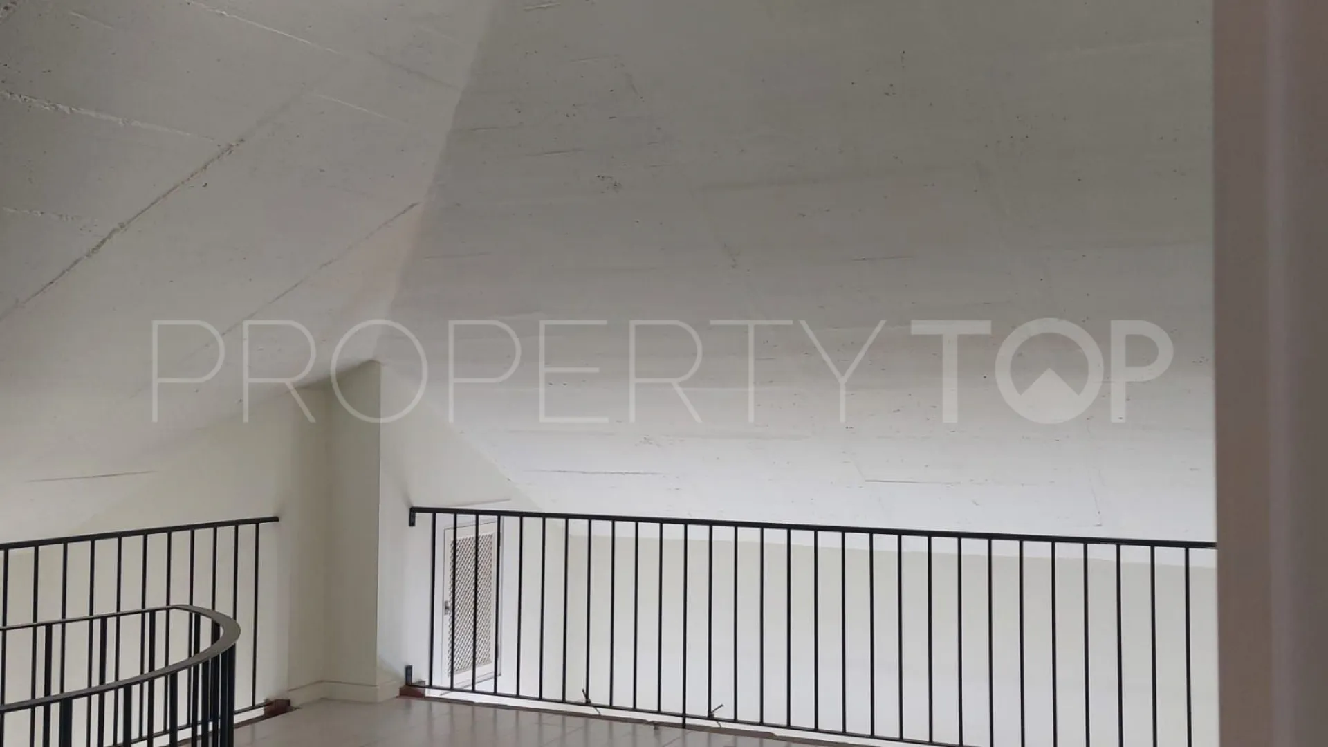 Local comercial en venta en Guadalmina Baja con 2 dormitorios