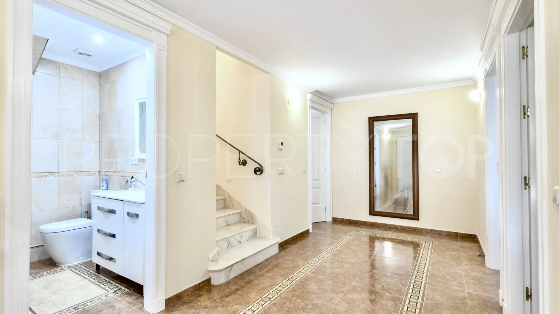 For sale villa with 6 bedrooms in Hacienda las Chapas