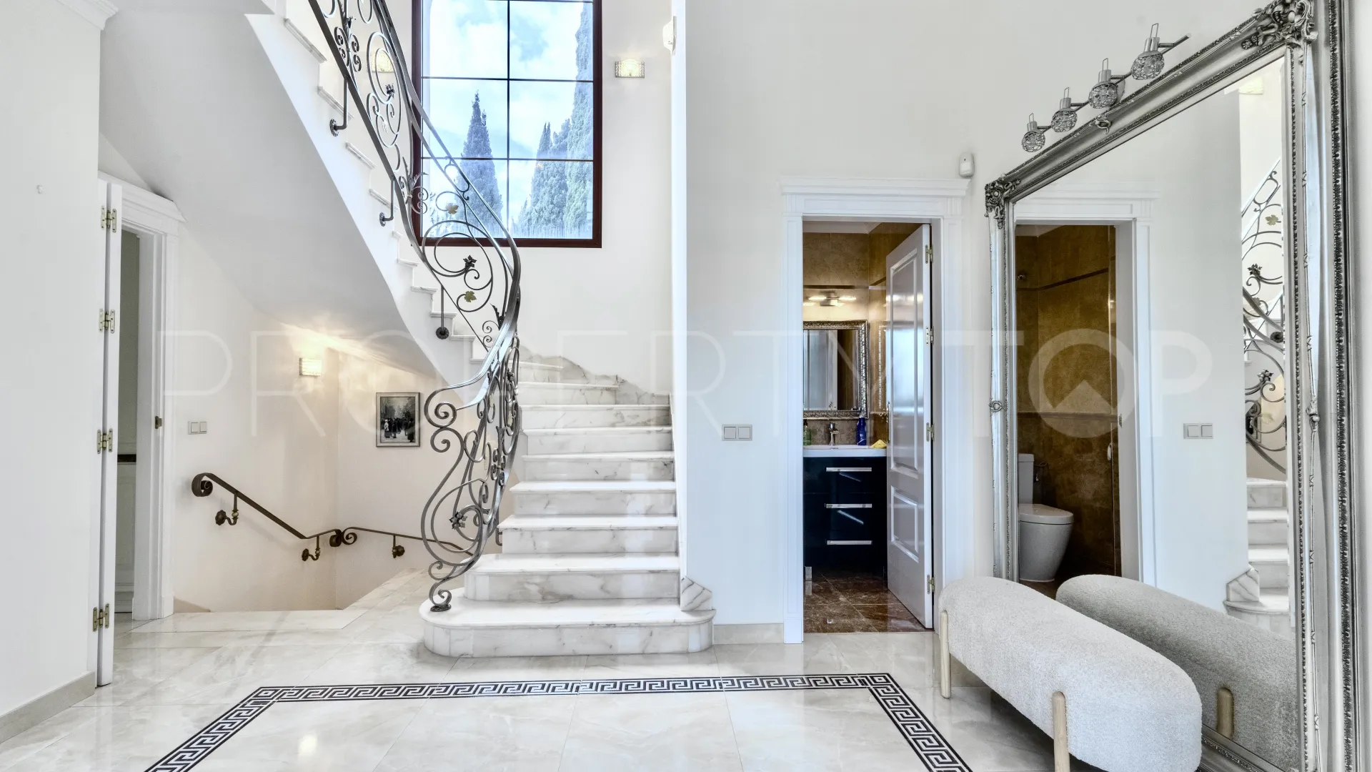 For sale villa with 6 bedrooms in Hacienda las Chapas
