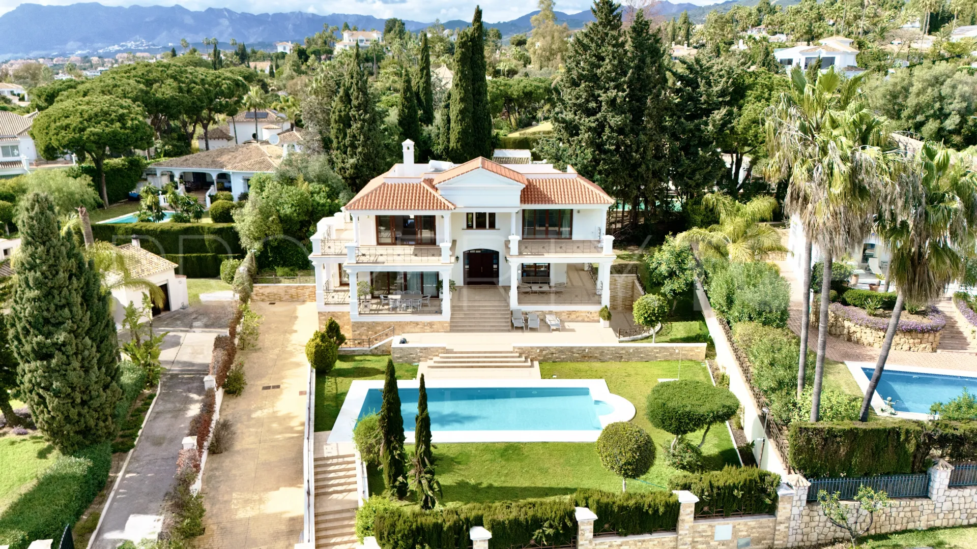 For sale villa with 6 bedrooms in Hacienda las Chapas