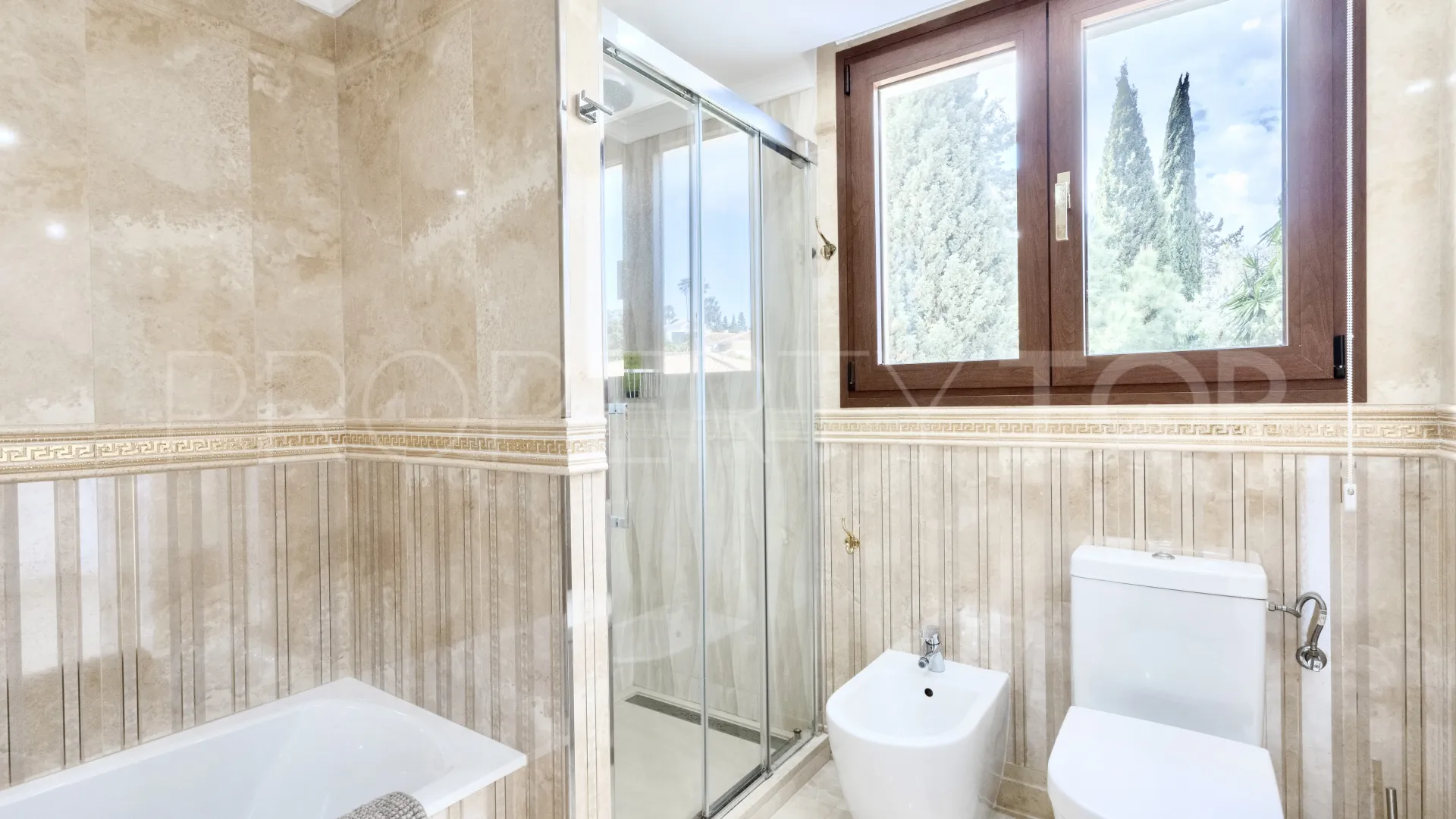 For sale villa with 6 bedrooms in Hacienda las Chapas