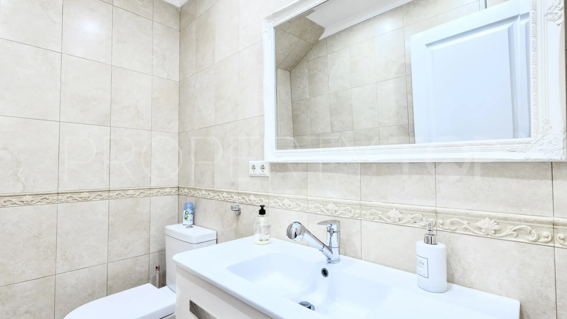 For sale villa with 6 bedrooms in Hacienda las Chapas